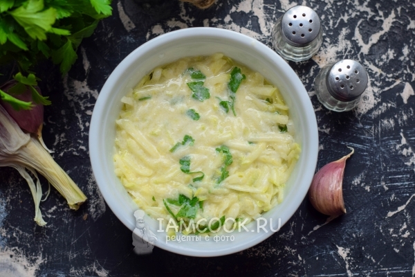 Положить в форму овощную смесь