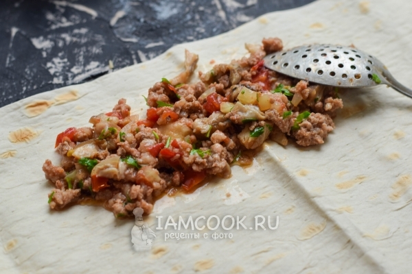 Положить начинку на лаваш