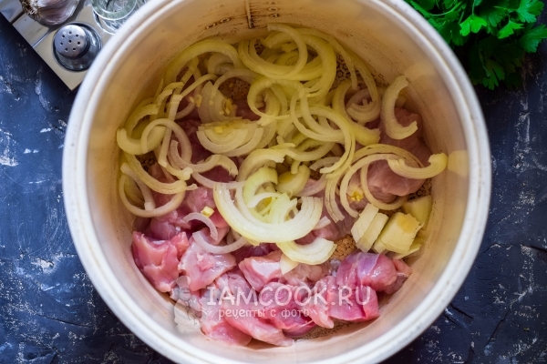 Положить к мясу лук