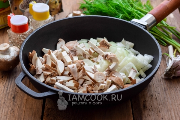 Обжарить грибы с луком