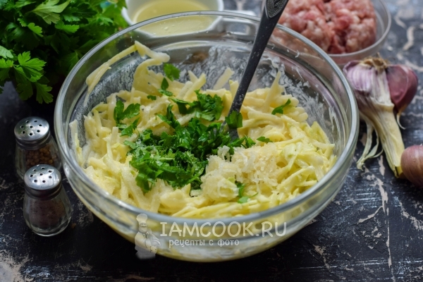 Положить зелень и чеснок