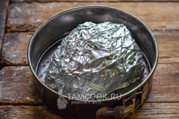 Завернуть мясо в фольгу