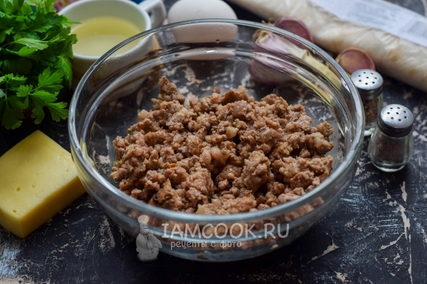 Положить фарш в форму