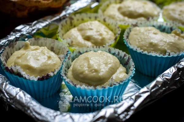 Положить тесто в формочки