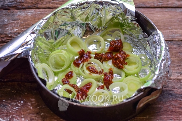 Положить на лук маринад