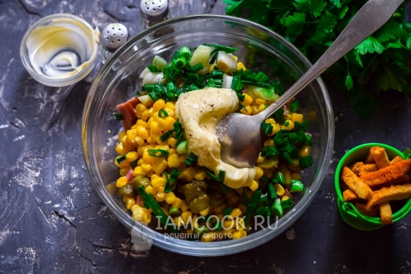 Добавить майонез, соль и перец