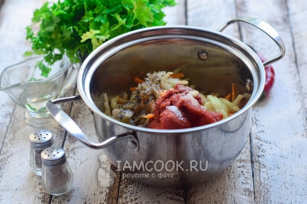 Добавить специи и томатную пасту