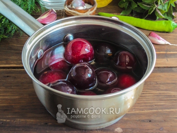 Положить алычу в кастрюлю с водой