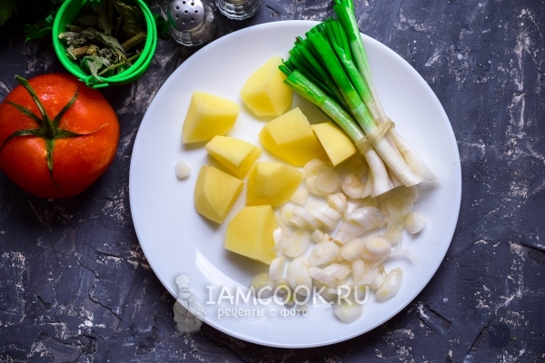 Порезать картофель и лук