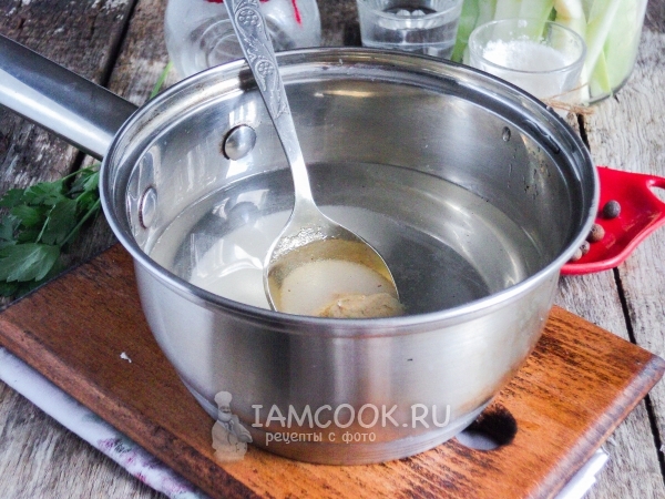 Положить в воду соль и сахар