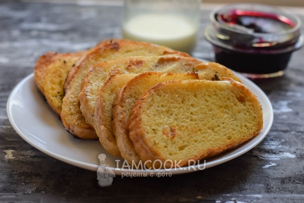 Фото сладких гренок из батона с молоком и яйцом