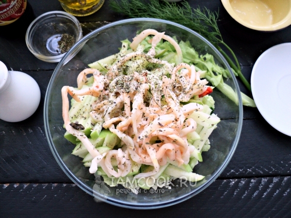 Добавить кальмаров и специи