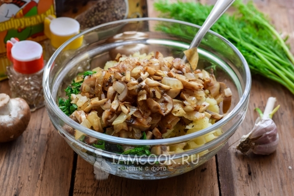 Положить грибы с луком