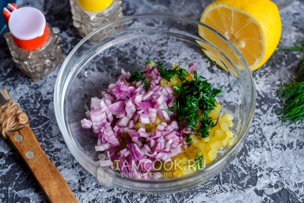 Соединить огурцы, лук и зелень