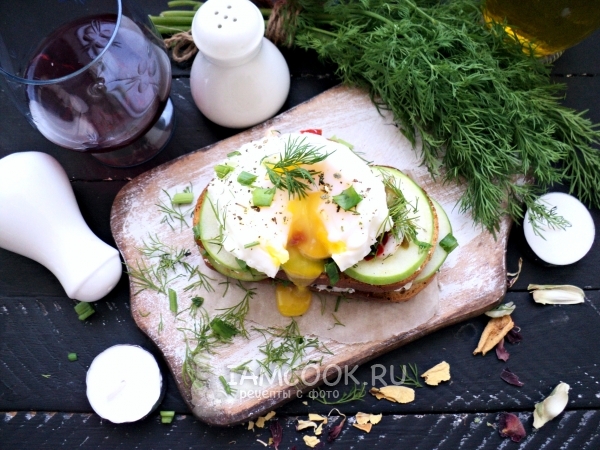 Фото бутерброда с маринованным кальмаром и яйцом