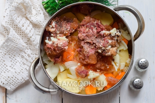 Положить тушенку