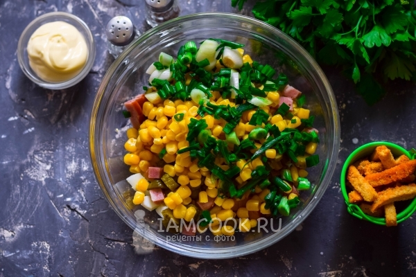 Положить кукурузу и зеленый лук