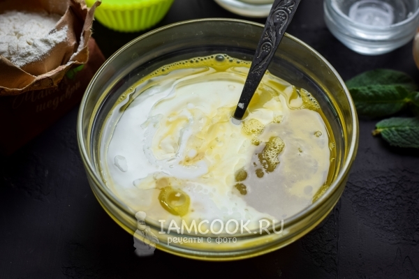 Влить масло и кефир