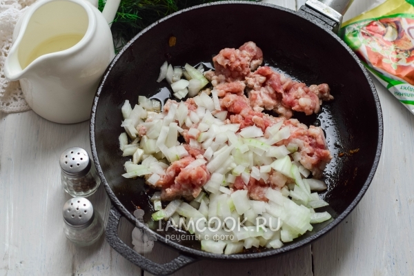 Обжарить лук с фаршем