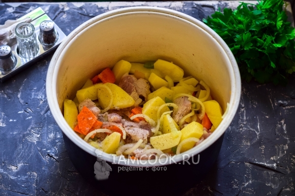 Добавить картофель и специи