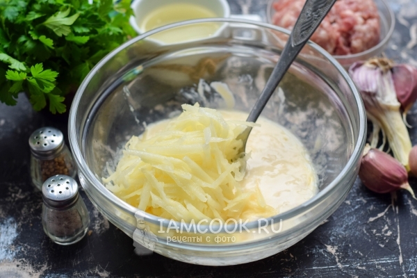 Положить тертый картофель