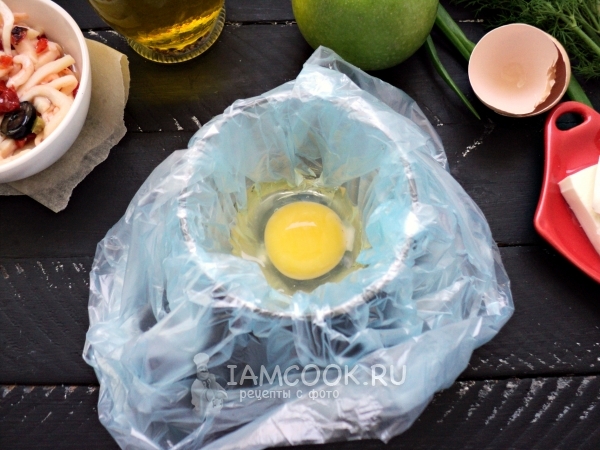 Вбить яйцо в пакет