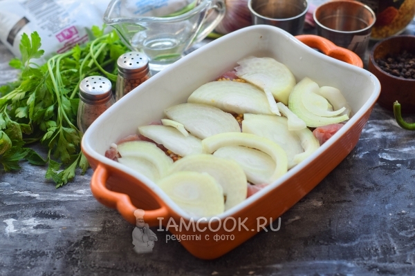 Положить на мясо лук