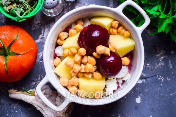 Положить нут и сливы