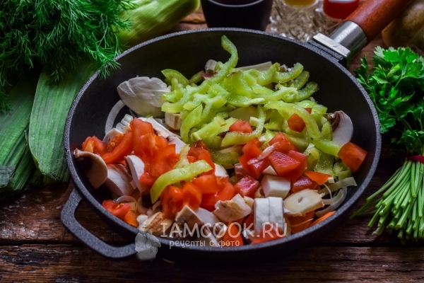 Добавить перец и помидоры