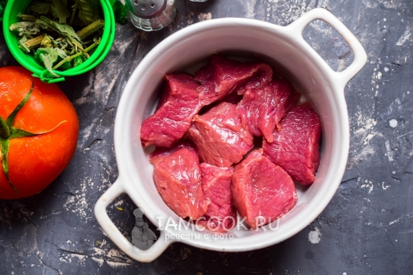 Положить в горшочек мясо