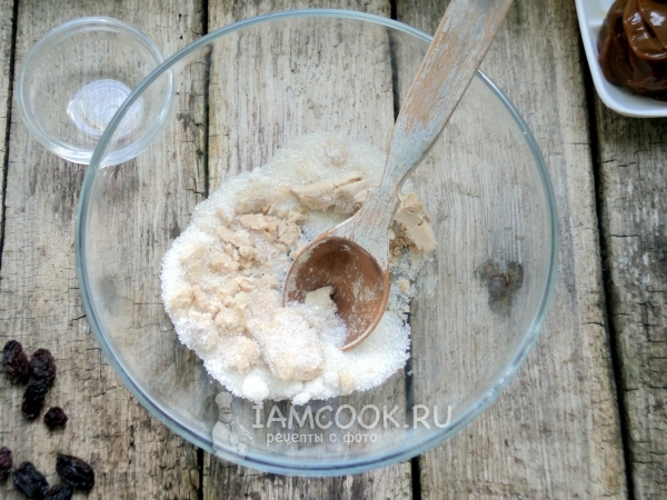 Соединить сахар с дрожжами