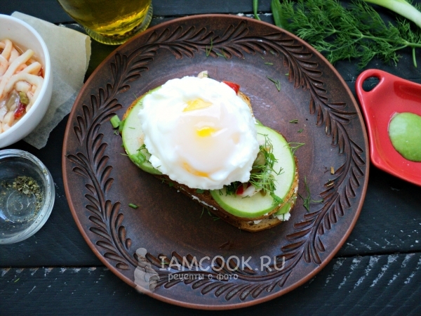 Готовый бутерброд с маринованным кальмаром и яйцом
