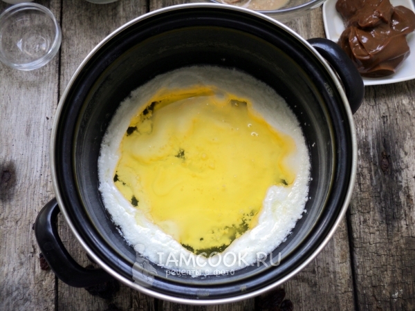 Соединить кефир с маслом