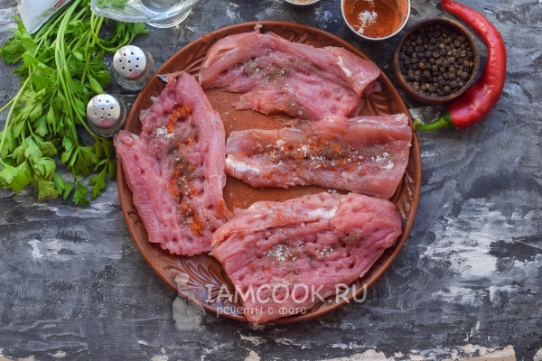Мясо посолить и поперчить