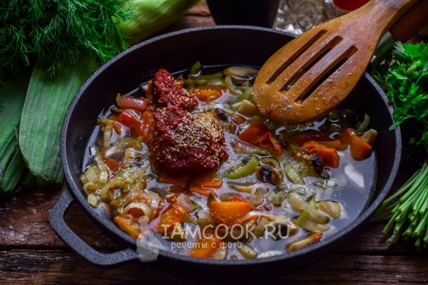 Добавить томатную пасту, воду и специи