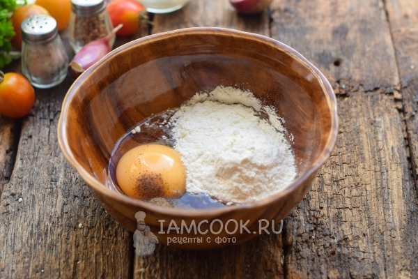 Соединить яйцо, муку и перец