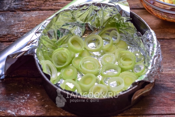 Положить в форму лук