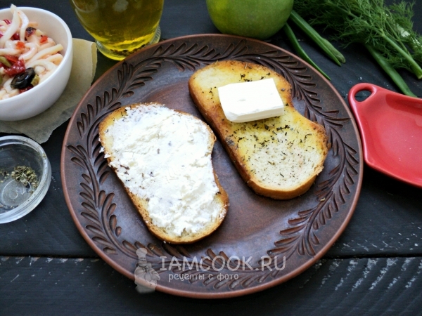 Смазать гренки сыром