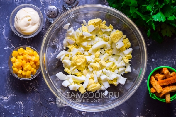 Порезать яйца