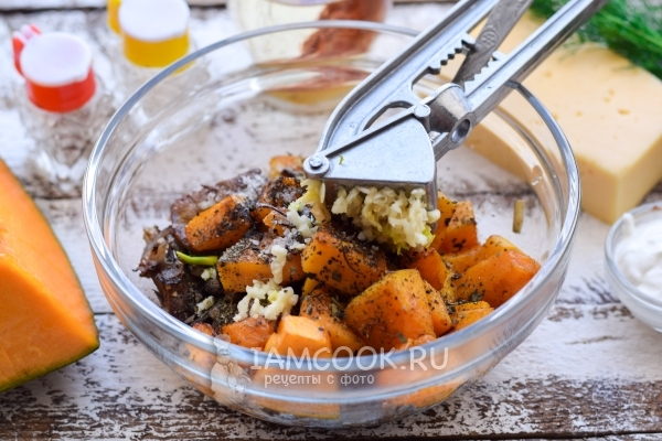 Положить чеснок