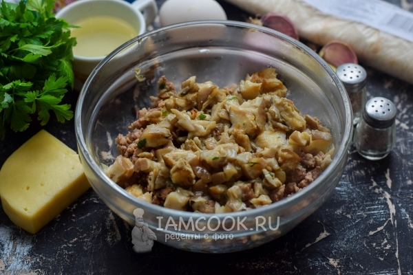 Положить грибы к фаршу