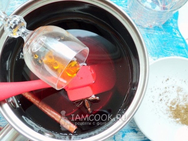 Влить апельсиновый ликер