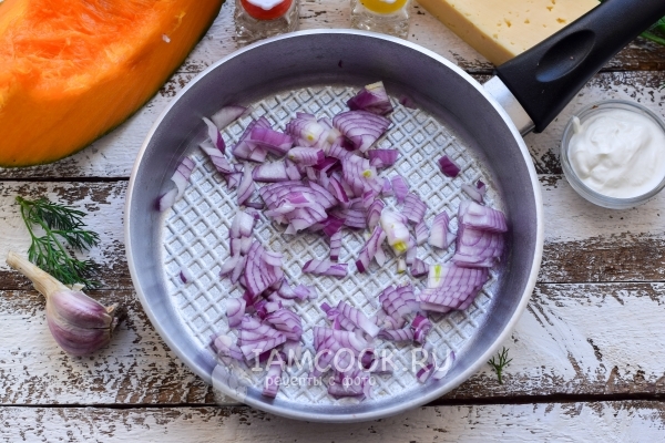 Обжарить лук