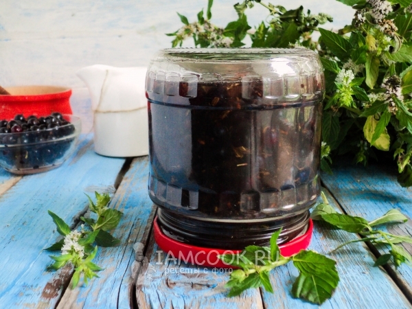 Фото черной смородины в собственном соку на зиму