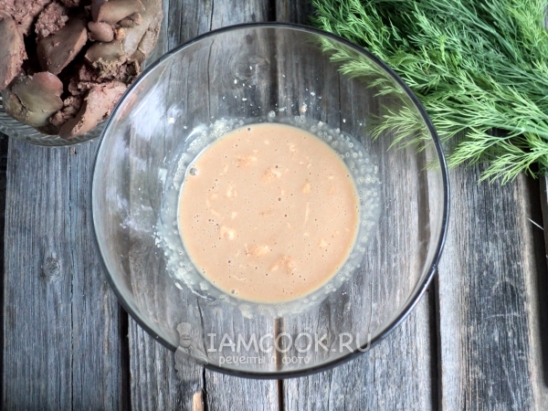 Размешать дрожжи с сахаром