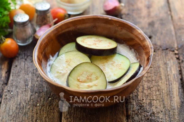 Положить баклажаны в кляр