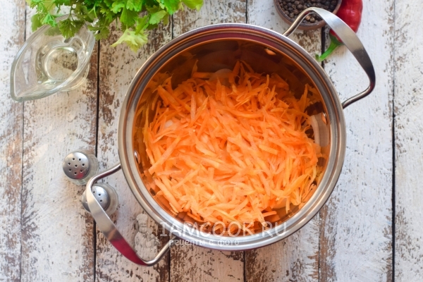 Положить тертую морковь