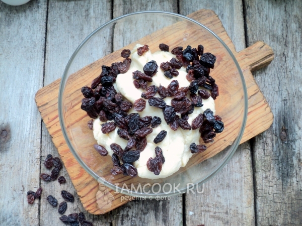 Положить изюм