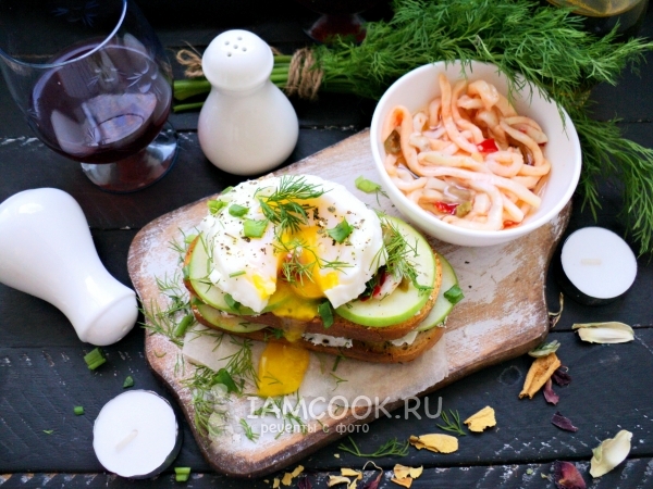 Рецепт бутерброда с маринованным кальмаром и яйцом