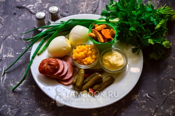 Ингредиенты для салата с кириешками, кукурузой и копчёной колбасой